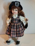 Antieke Porseleinen Pop met Jurk en Hoed, Ophalen of Verzenden, Gebruikt, Pop