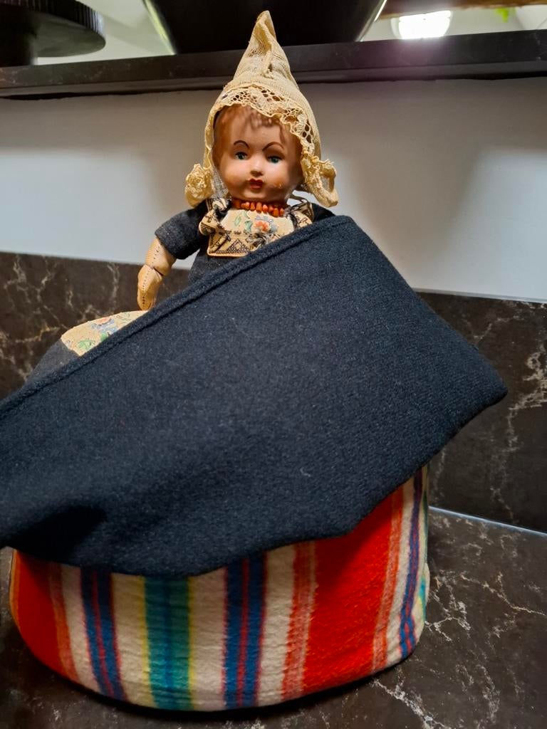 tk: heel aparte, oude THEEMUTS (Half Doll) in klederdracht., Ophalen of Verzenden