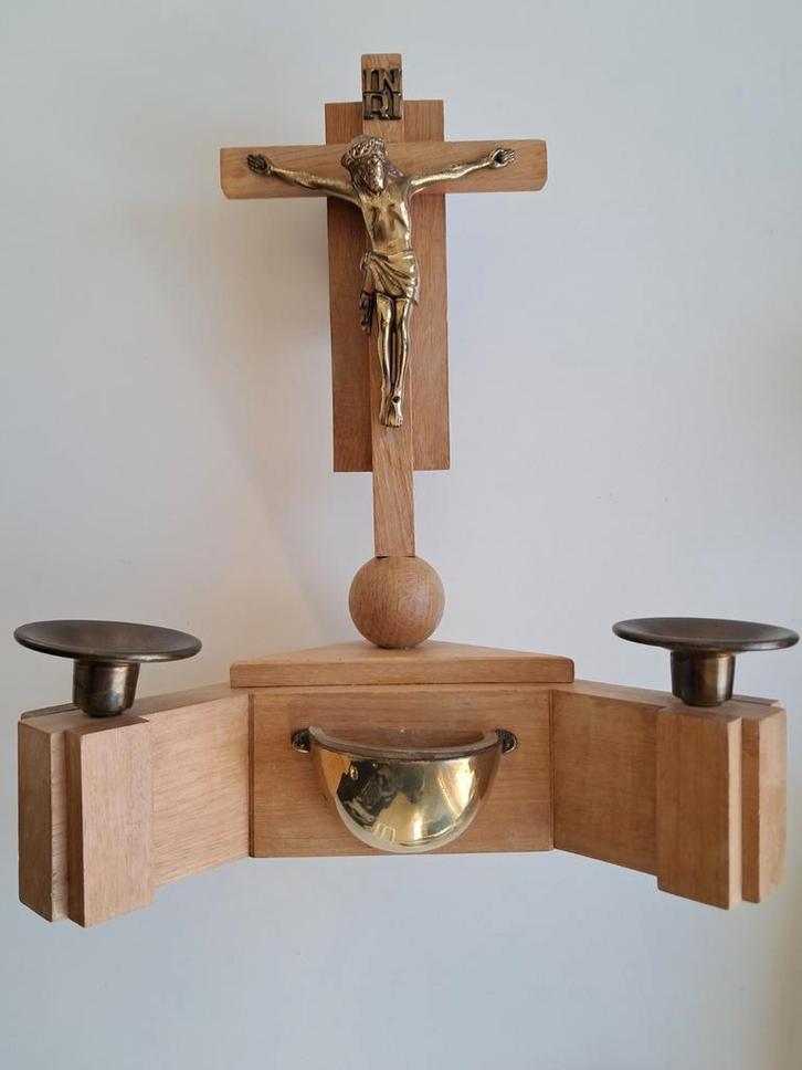Antiek Crucifix met Kaarsenhouders en Wijwaterbakje, Verzamelen, Religie, Gebruikt, Ophalen of Verzenden