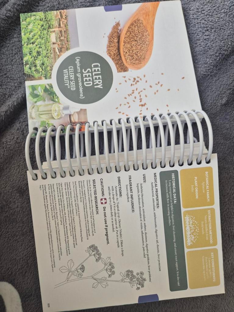 Boek: Essential Oils On-the-Go Field Reference, Ophalen of Verzenden, Zo goed als nieuw