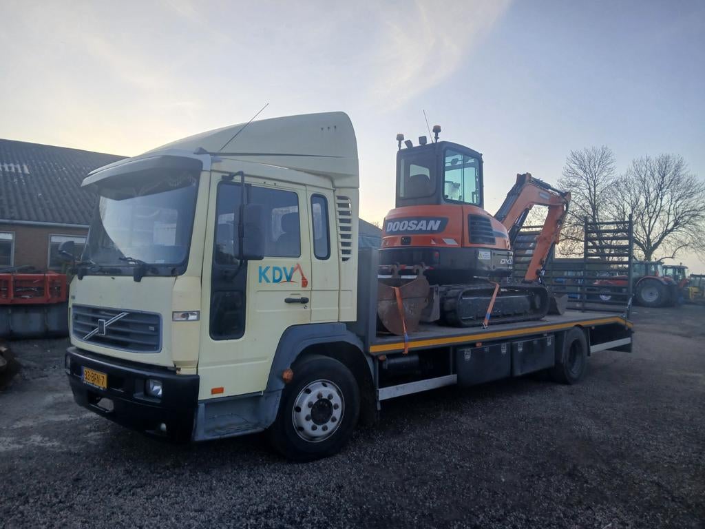 Doosan dx50   2022 2900 uur! / volvo fl615 oprijtruck, Zakelijke goederen, Ophalen of Verzenden