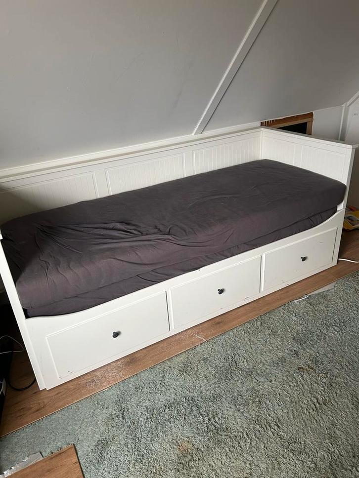 IKEA Hemnes uitschuifbaar bed met nieuwe matrassen, Huis en Inrichting, Slaapkamer | Bedden, Zo goed als nieuw, Tweepersoons, Overige maten