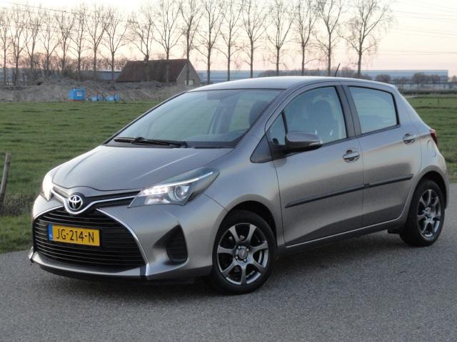 Toyota Yaris 1.0 VVT-i Aspiration Met AIRCO I NAVIG I CAMERA, Auto's, Voorwielaandrijving, Start-stop-systeem, Euro 6, Bruin