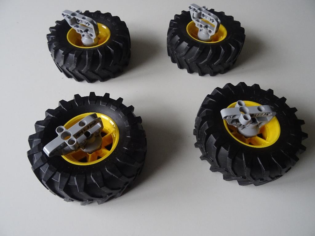 4 technic Lego grote wielen met gele velgen 107x44, Lego, Ophalen of Verzenden, Zo goed als nieuw, Technic