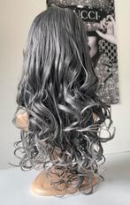 Nieuwe Zwarte Pruik met Grijze Lokken - Comfortabel & Makkel, Ophalen of Verzenden, Nieuw, Pruik of Haarverlenging