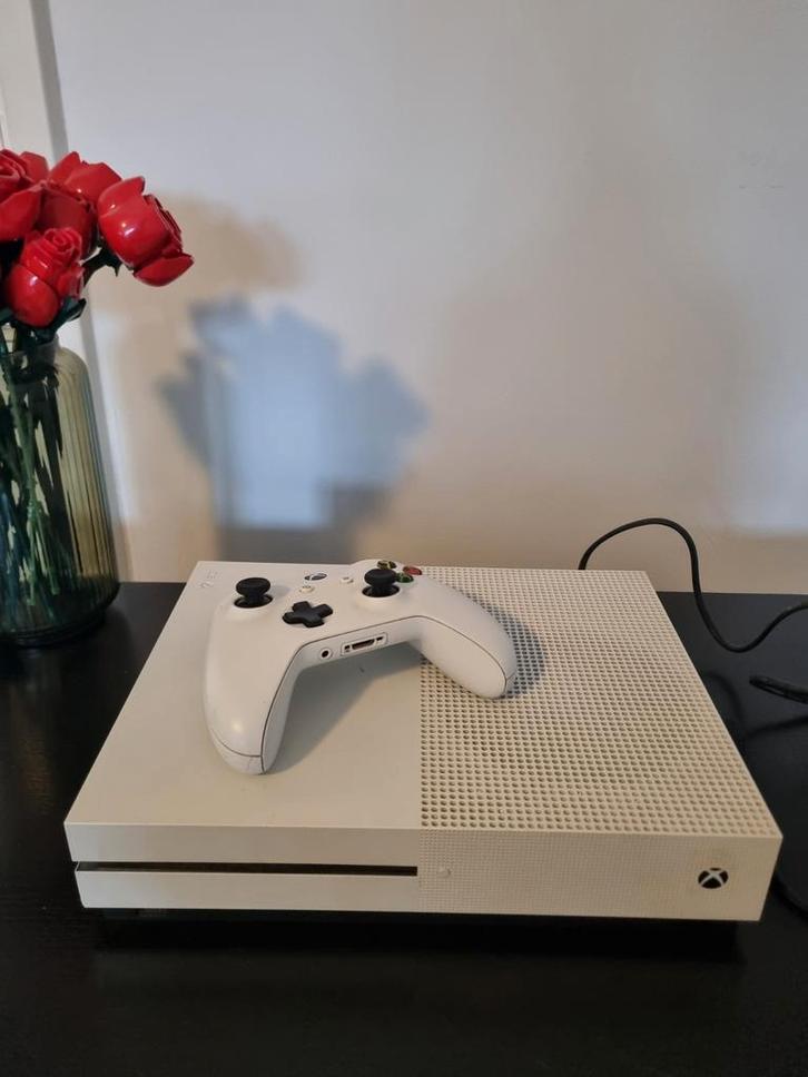 Xbox One S met controller en oplader voor batterijen, Spelcomputers en Games, Spelcomputers | Xbox One, Gebruikt, Xbox One S, Met 1 controller