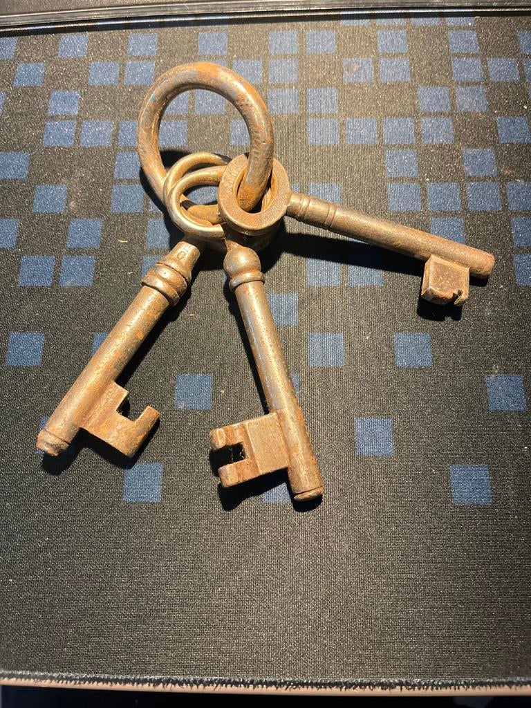 Drie oude sleutels, Antiek en Kunst, Ophalen of Verzenden