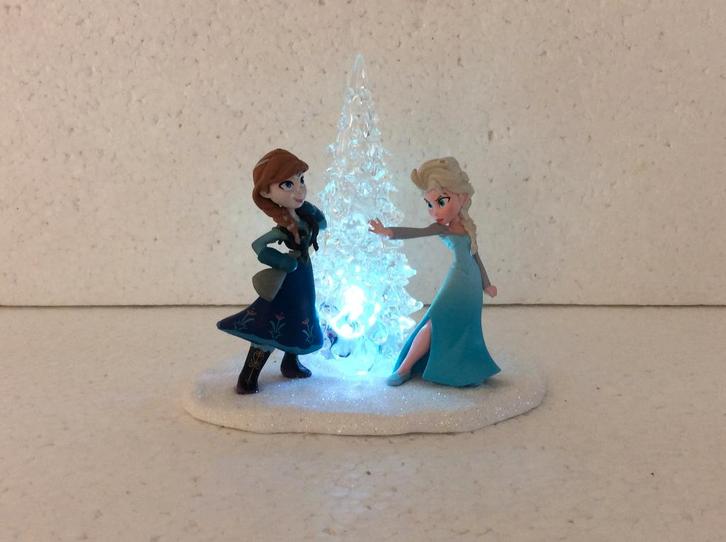 Beeldje : led kerstboom met Disney figuren van Frozen, Verzamelen, Disney, Zo goed als nieuw, Beeldje of Figuurtje, Overige figuren