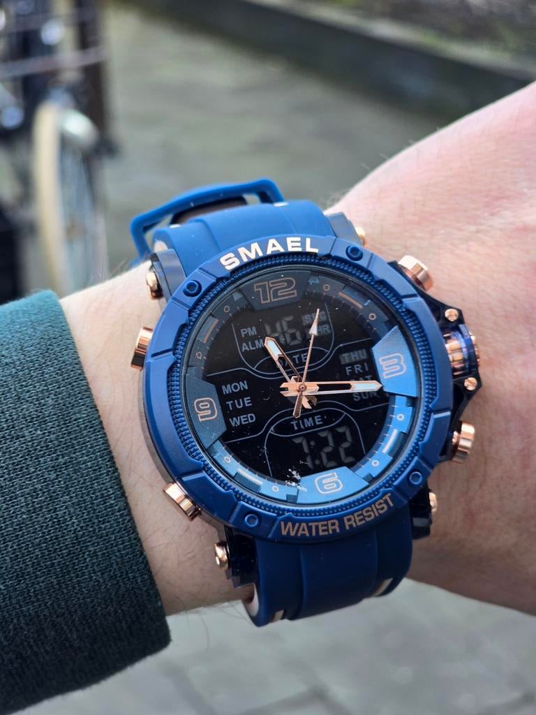 Blauw sportief horloge met gouden details, Kleding | Dames, Kledinghangers, Ophalen, Nieuw, Kunststof