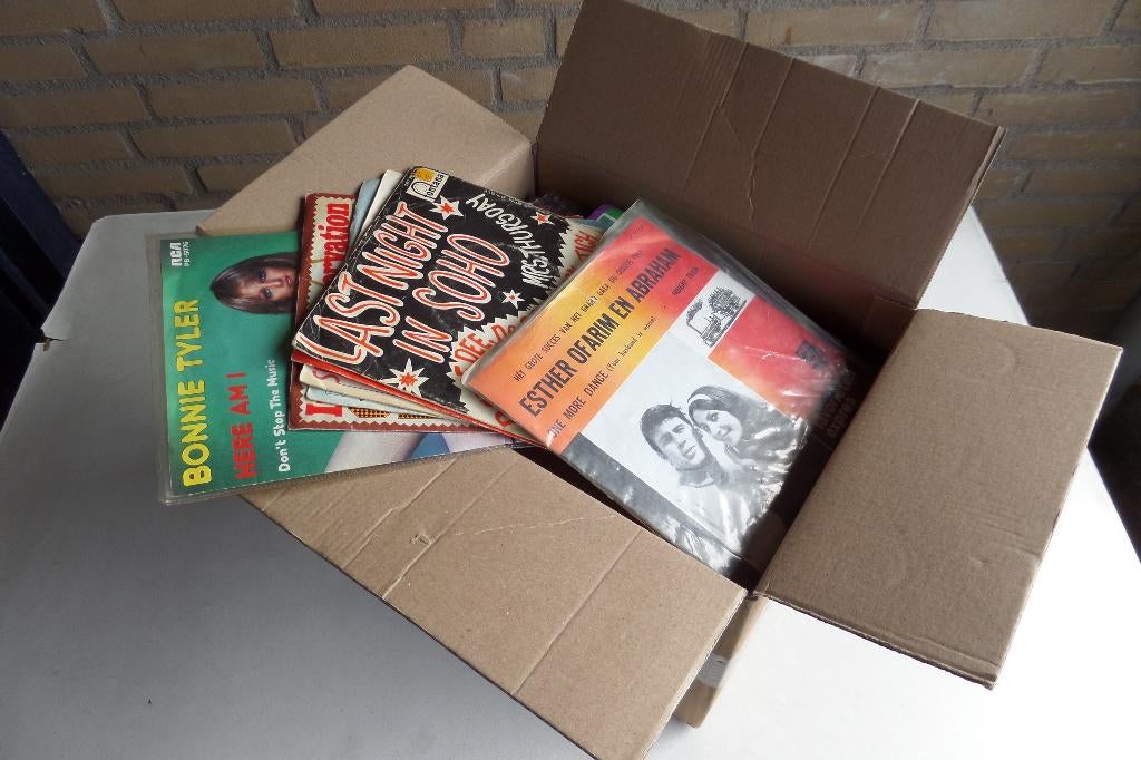 Doos met singeltjes ( 45 toeren plaatjes)., Fotohoes, Verzenden, Gebruikt, 7 inch