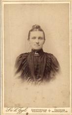 CDV - S van der Zijl - Amsterdam/ Zaandam -Broche met Hert, Gebruikt, Verzenden, Foto, Klederdracht
