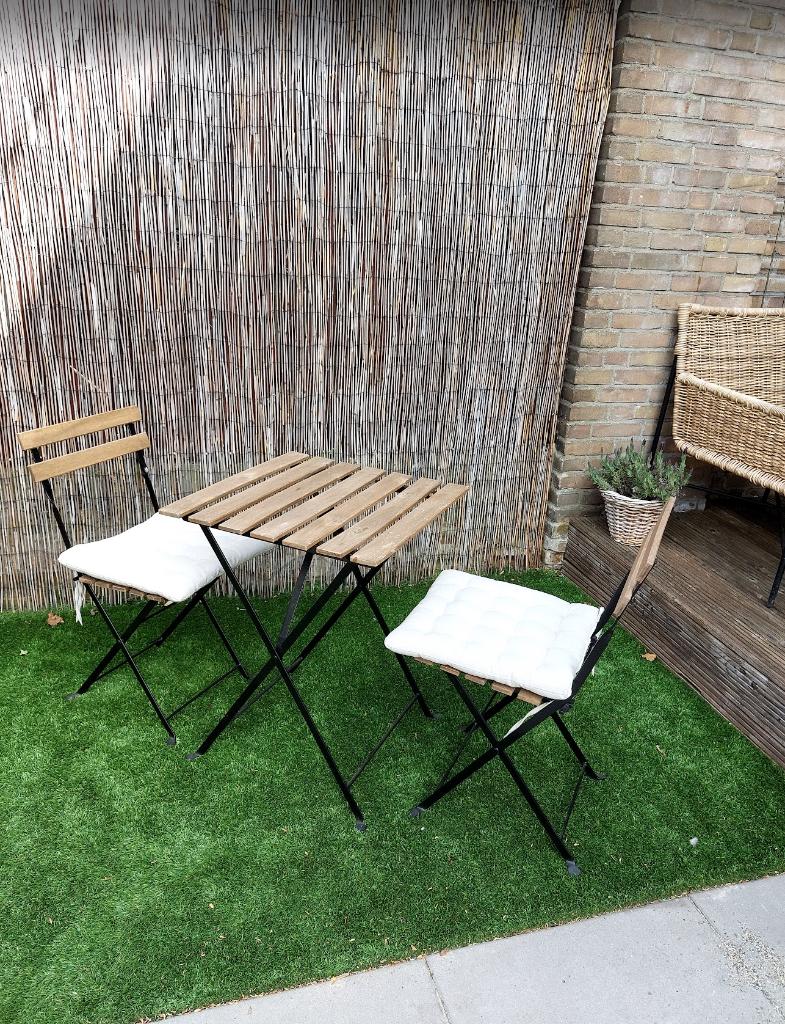 IKEA Tarno tuinset (tafel + 2 stoelen + 2 kussens), Zo goed als nieuw, Tuinset, Hout, Eettafel