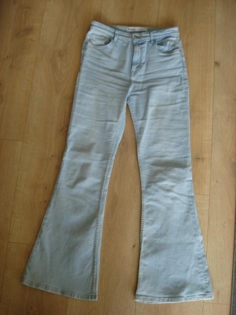 Leuke lichte jeans van BERSHKA maat 38, Kleding | Dames, Spijkerbroeken en Jeans, Blauw, Zo goed als nieuw, W30 - W32 (confectie 38/40)
