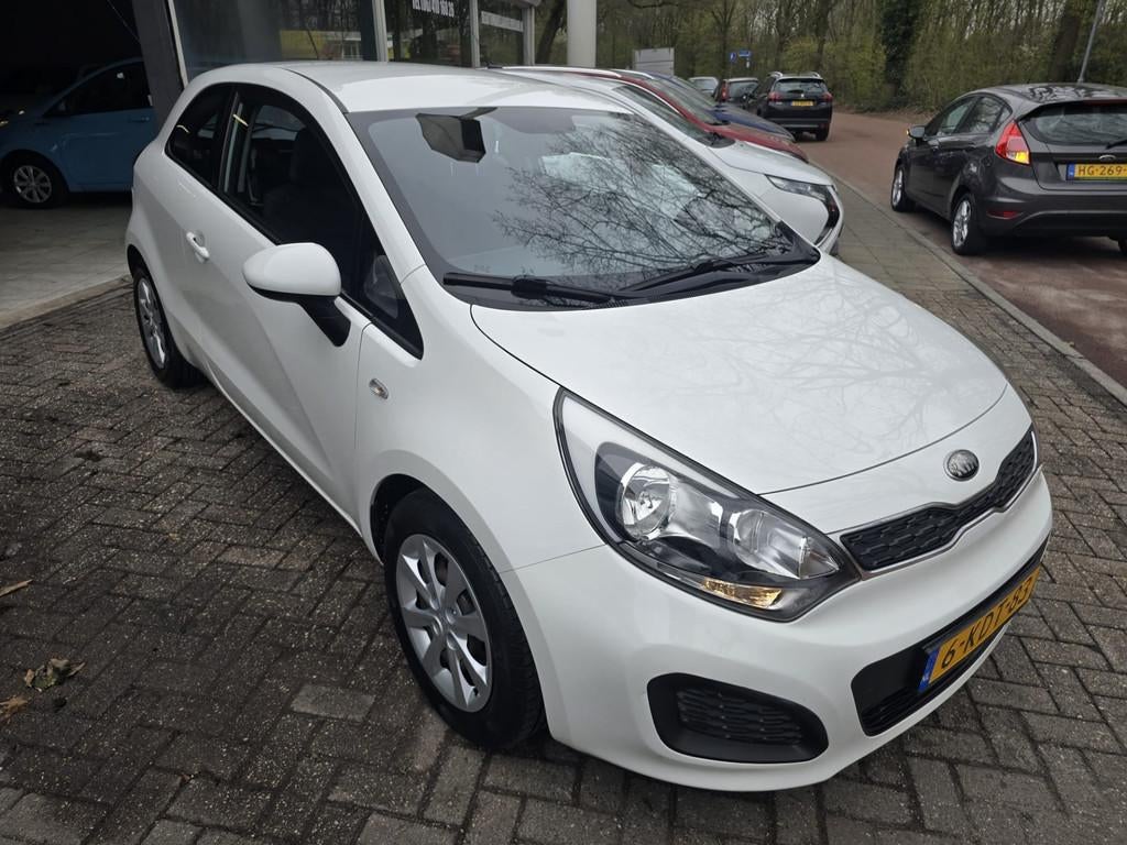 Kia Rio 1.2 CVVT Comfort Pack | 1E EIGENAAR | 12MND GARANTIE, Auto's, Kia, Euro 5, 4 cilinders, Wit, Origineel Nederlands
