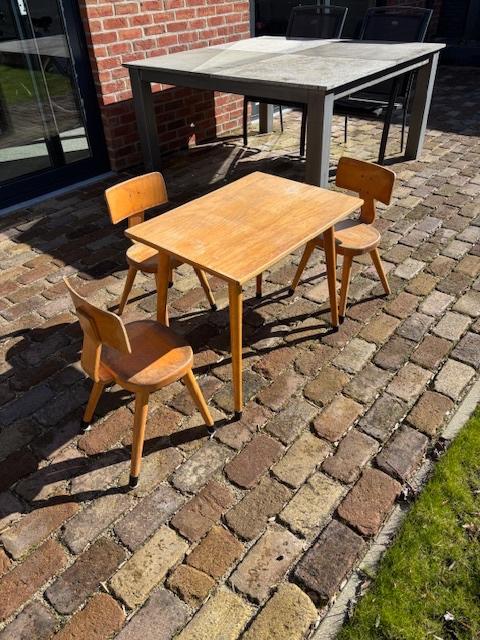Kindertafel en 3 stoeltjes, Kinderen en Baby's, Kinderkamer | Tafels en Stoelen, Ophalen, Gebruikt, Tafel(s) en Stoel(en)