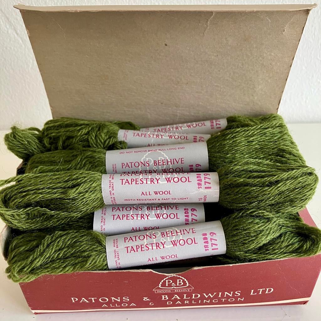 Borduurwol Patons Beehive, kleur 1779 , originele doos, Ophalen of Verzenden, Nieuw, Handborduren, Borduurgaren of Zijde