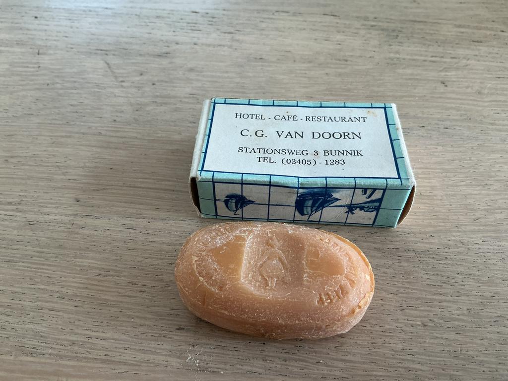 Hotelzeepje C.G. Van Doorn Bunnik,Karnemelk zeep, Klaverblad, Ophalen of Verzenden, Zo goed als nieuw
