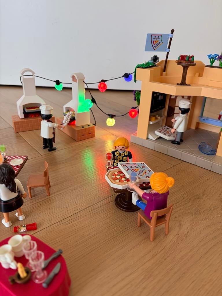 Playmobil Pizzeria- Complete set met lichtjes en accessoire, Kinderen en Baby's, Speelgoed | Playmobil, Ophalen of Verzenden, Zo goed als nieuw