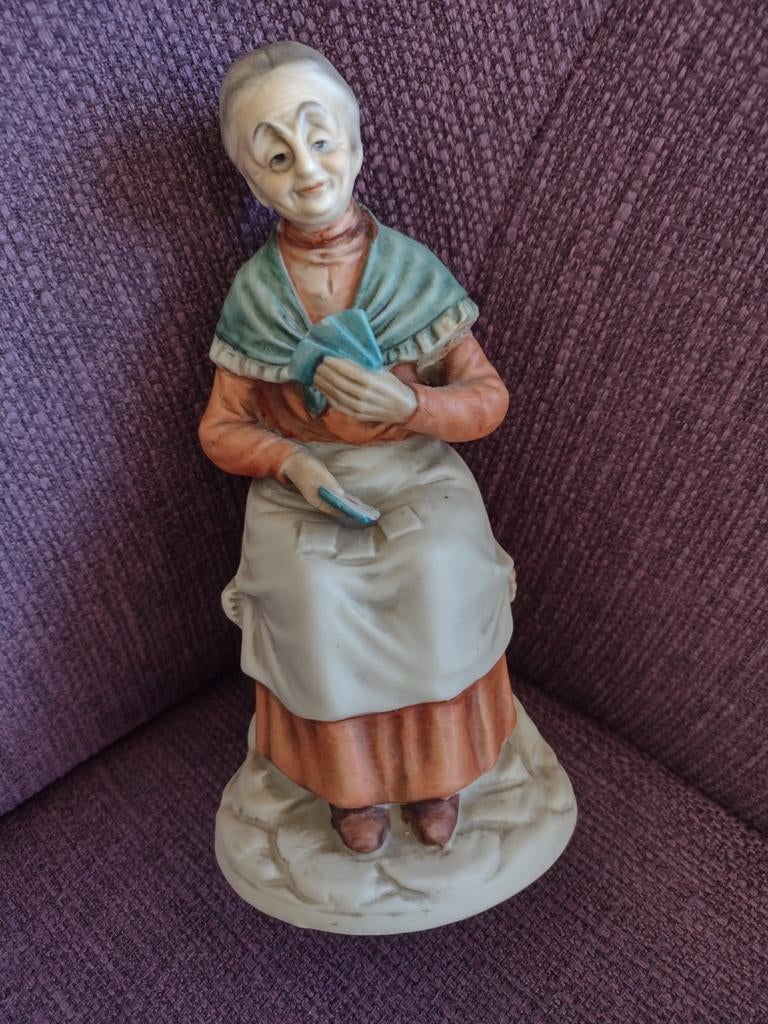 Beeldje omaatje met speelkaarten, Ophalen