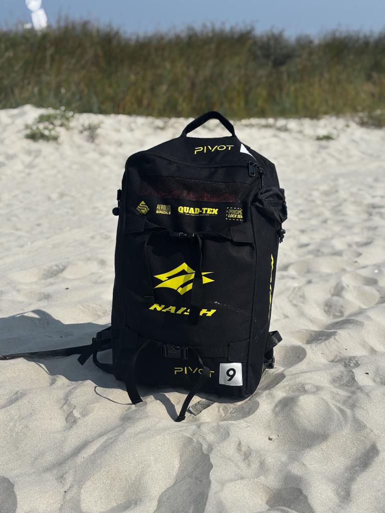 Naish Pivot 2025 – 9m (burgundy/rood) – zo goed als nieuw, Watersport en Boten, Kitesurfen, Info@kubus-sports.nl, 9 m², Geen board