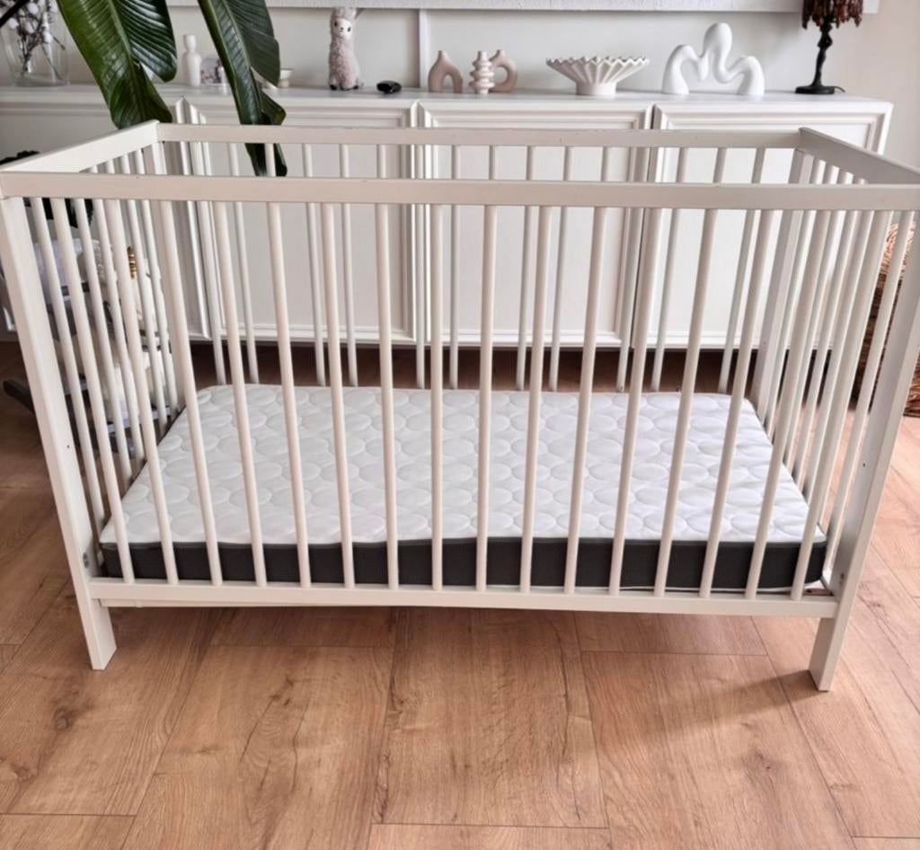 Wit houten kinderbedje met matras, Kinderen en Baby's, Ophalen, Gebruikt, Ledikant