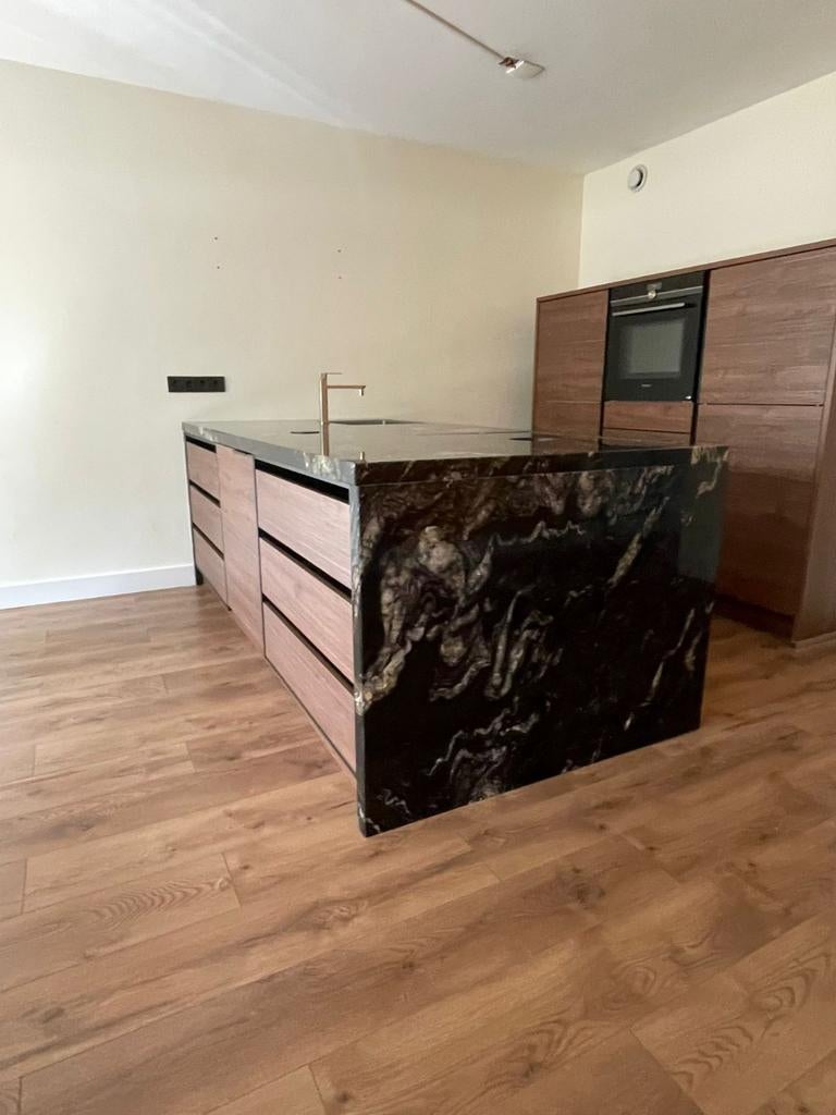 Moderne keuken met schiereiland en apparatuur (4 jaar oud), Huis en Inrichting, Bruin, Overige typen, Graniet of Steen, Ophalen of Verzenden