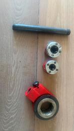 Pijpsnij-ijzer met snijmoeren 1/2 en 3/4 in nette staat, Ophalen of Verzenden, Gebruikt