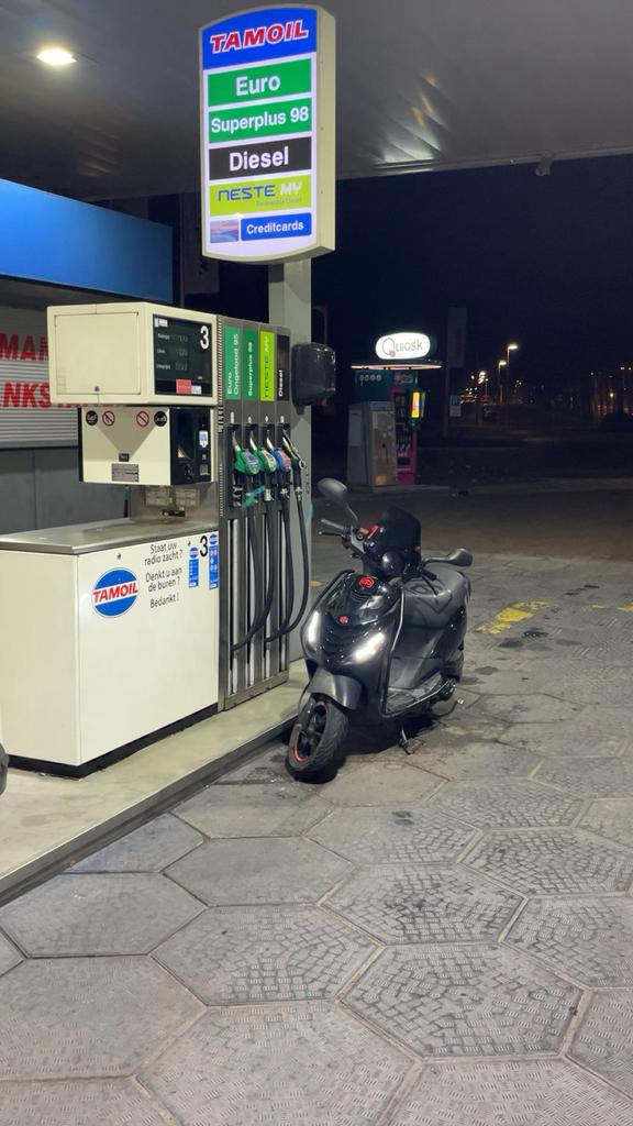 Piaggio zip 4t 2v 50cc Zwart-rood, Fietsen en Brommers, Scooters | Overige merken, Ophalen, Maximaal 45 km/u, Zo goed als nieuw