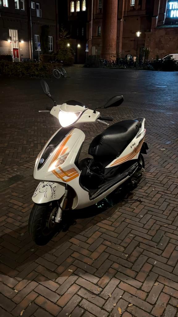 Piaggio fly 50cc, Fietsen en Brommers, Scooters | Piaggio, Ophalen, Maximaal 45 km/u, Zo goed als nieuw, Fly