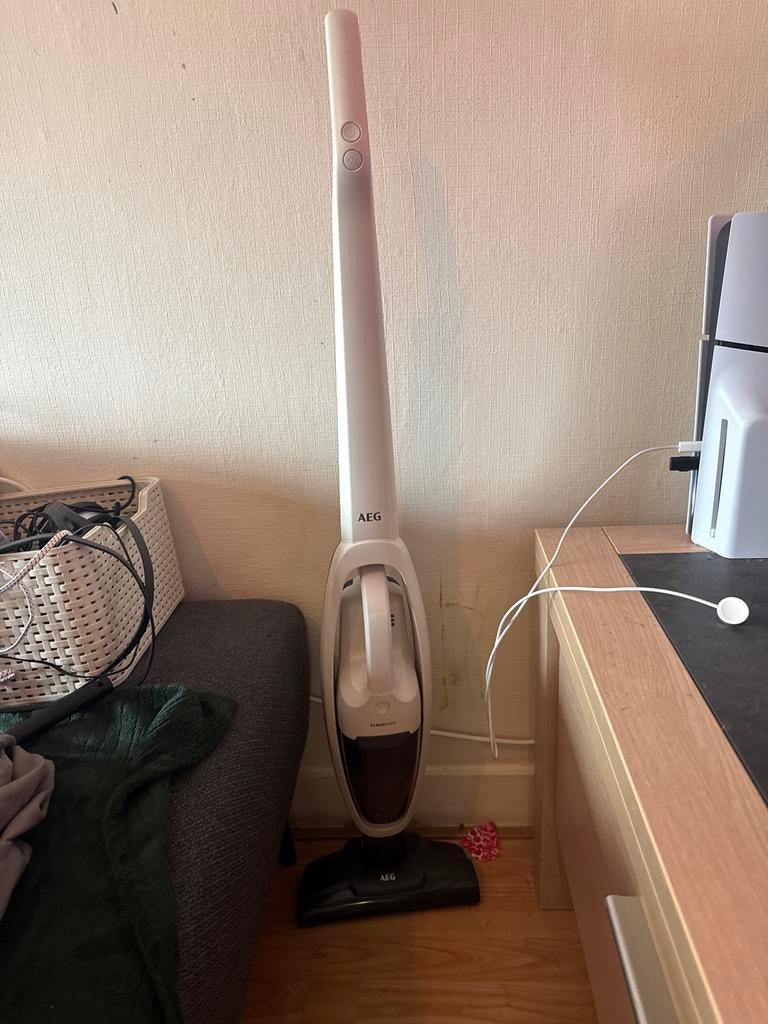 AEG 2-in-1 Stofzuiger & Kruimeldief - Draadloos, Gebruikt, Stofzuiger, Ophalen of Verzenden, Minder dan 1200 watt