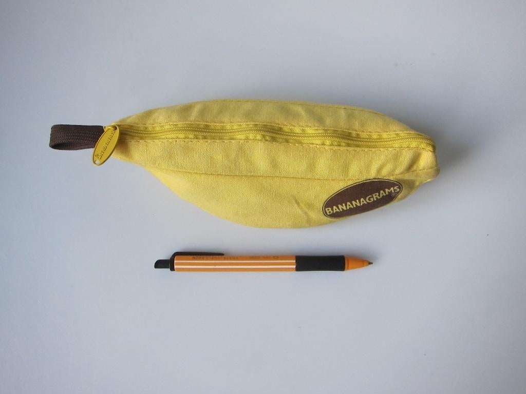 Bananagrams, een spannend letterspel voor 1 tot 8 spelers, Vijf spelers of meer, Ophalen of Verzenden, Zo goed als nieuw, 999 Games