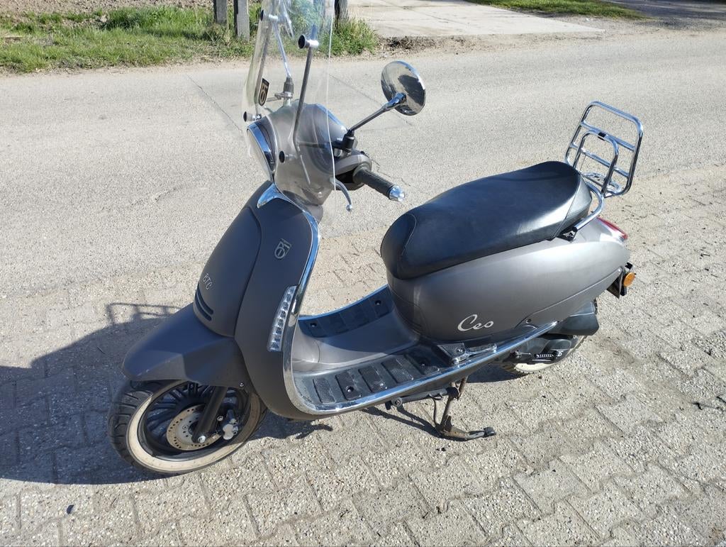Scooter BTC met windscherm, 10225 km, lichte gebruikssporen, Fietsen en Brommers, Brommeronderdelen | Scooters, Ophalen, Gebruikt