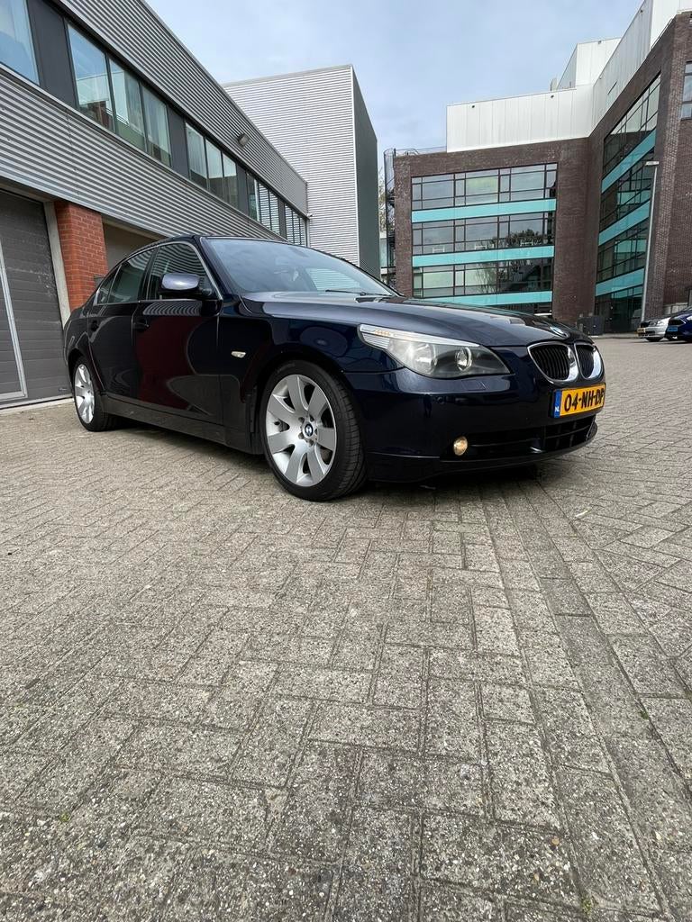 BMW 5-Serie 3.0 I 530 AUT 2003 Blauw, Auto's, Achterwielaandrijving, Zwart, 2000 kg, Blauw