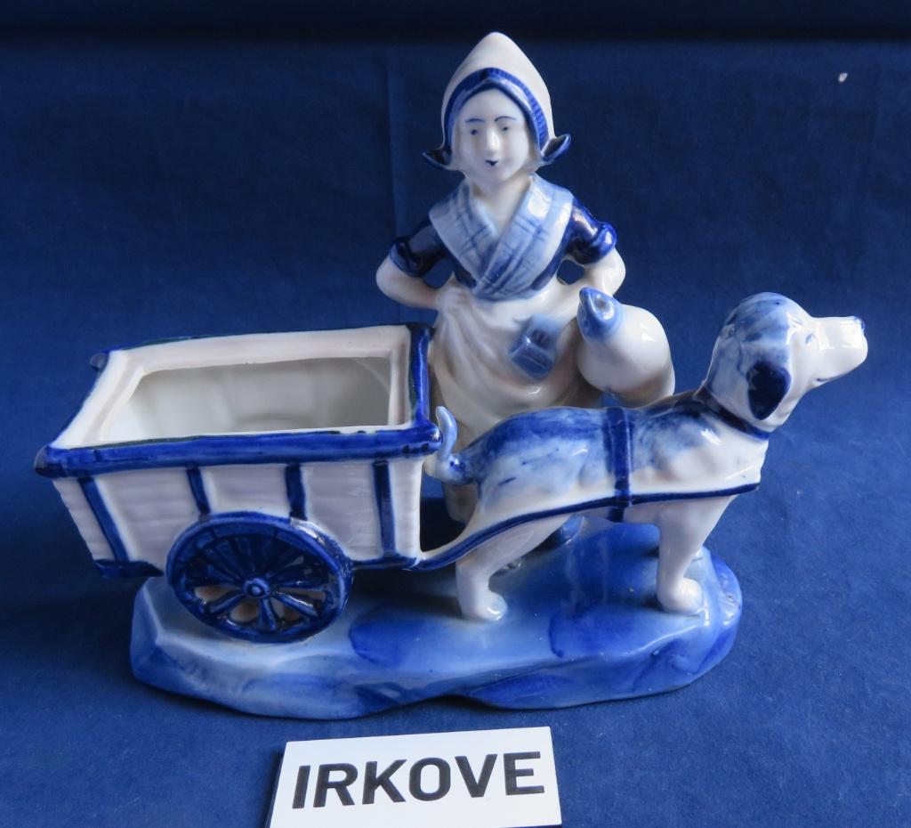 DELFT BLAUW BOERIN MET HONDENKAR * Porselein! *, Verzenden