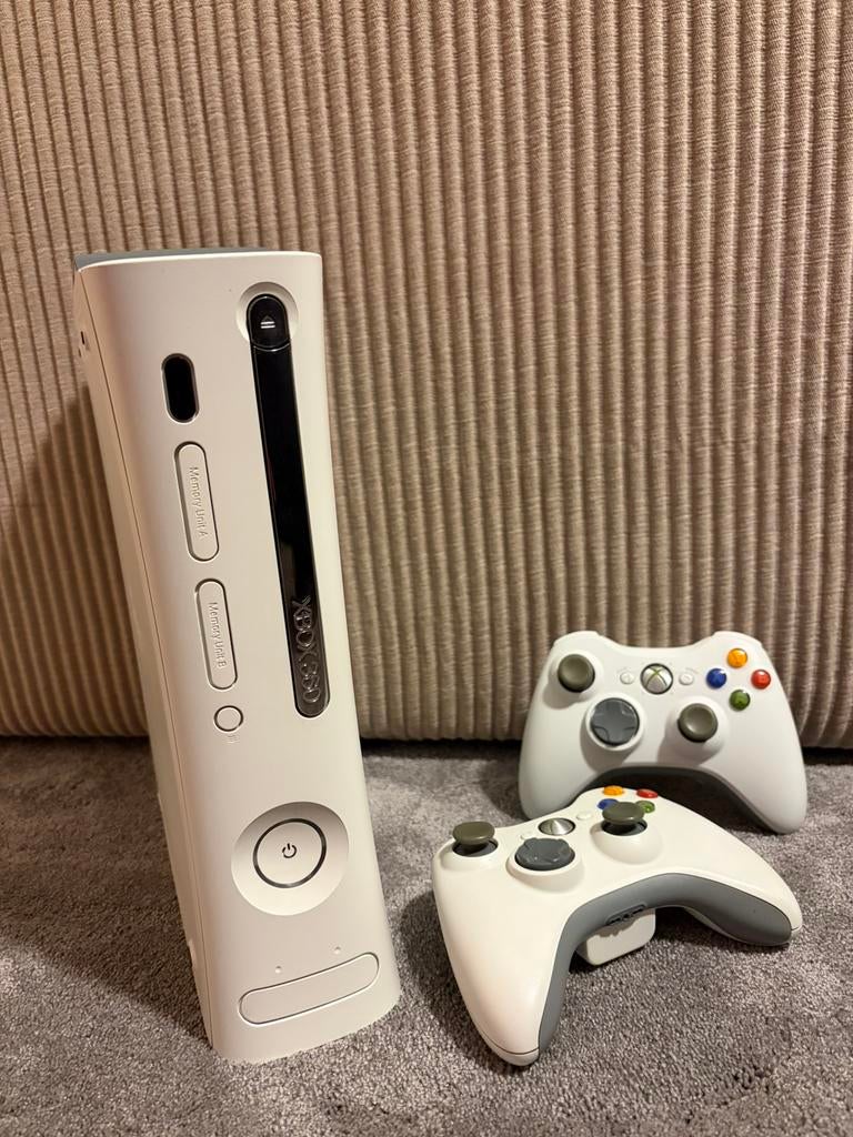 Xbox 360 console, Spelcomputers en Games, Spelcomputers | Xbox 360, Ophalen of Verzenden, Zo goed als nieuw, 120 GB, Met 2 controllers