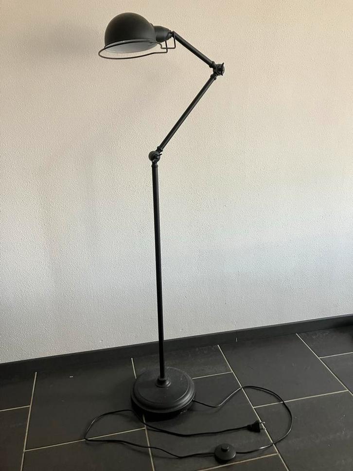 Stijlvolle vloer Lamp, Huis en Inrichting, Lampen | Vloerlampen, Zo goed als nieuw, Metaal, Ophalen