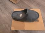 Yeezy slide slate marine maat 40 1/2, Ophalen of Verzenden, Zo goed als nieuw, Blauw, Sneakers of Gympen