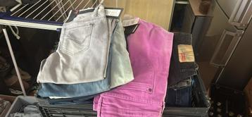 Spijkerbroeken diverse maten en kleuren beschikbaar voor biedingen