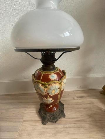 Antieke Petroleumlamp met Bloemenmotief beschikbaar voor biedingen