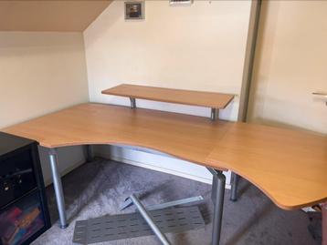 Groot en degelijk bureau met optionele hoek