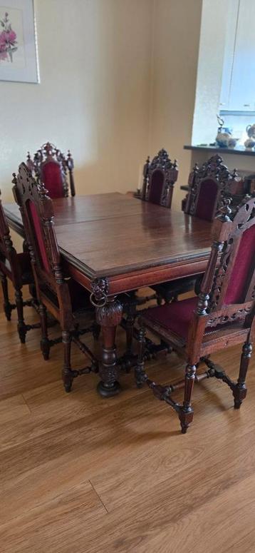 Antieke tafel met 6 stoelen  beschikbaar voor biedingen