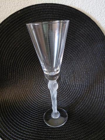 mooi glas met tulpen voet matglas beschikbaar voor biedingen