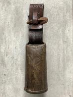 Antieke bel met houten klepel, Ophalen