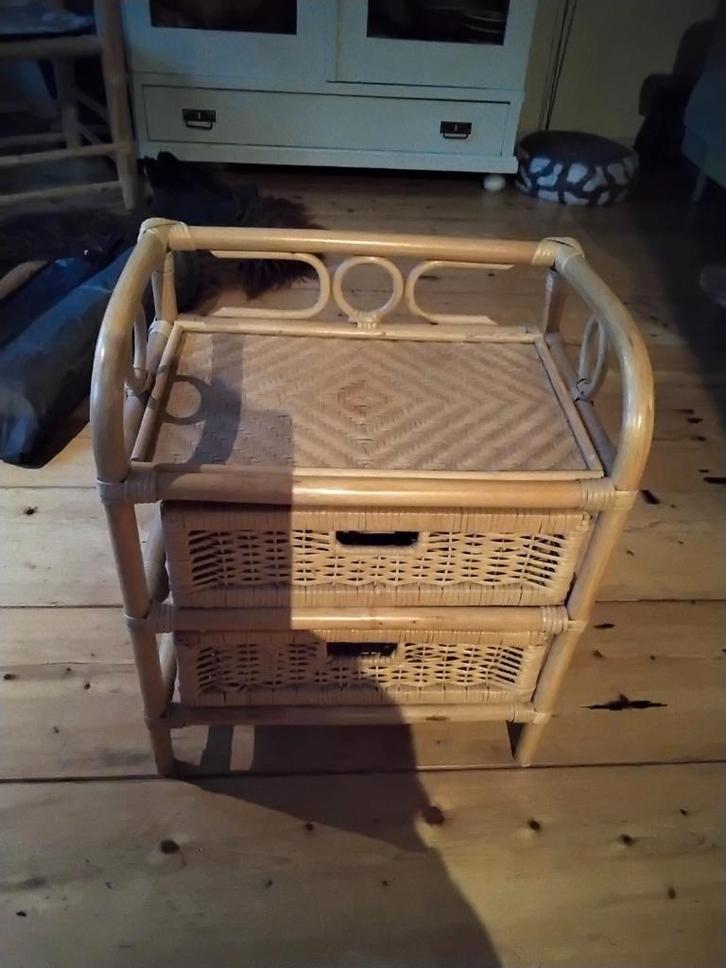 Rotan kastje in zeer goede staat, Huis en Inrichting, Kasten | Dressoirs, Zo goed als nieuw, Minder dan 50 cm, 25 tot 50 cm, Met lade(s)