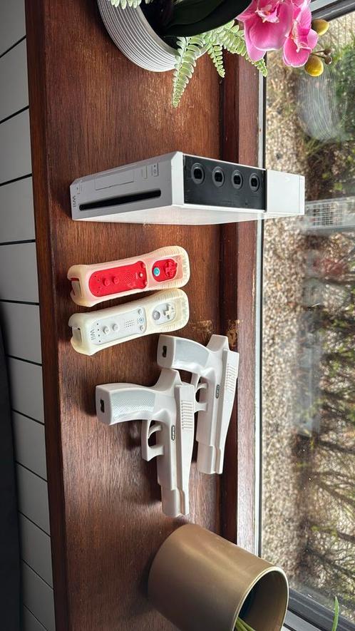 Wii Nintendo compleet + controllers, Spelcomputers en Games, Spelcomputers | Nintendo Wii, Zo goed als nieuw, Met 2 controllers