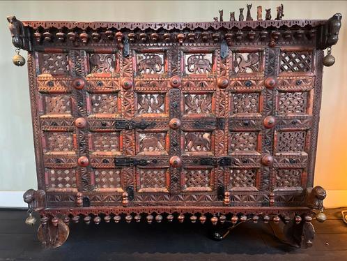 Antieke bruidskast/dressoir uit India (Damchiya), Antiek en Kunst, Antiek | Meubels | Kasten, Ophalen of Verzenden