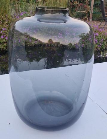 Pols Potten vaas van rookglas beschikbaar voor biedingen