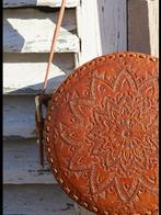 Antik Batik Kailo embossed leather round bag / tan, Overige merken, Bruin, Ophalen of Verzenden, Zo goed als nieuw