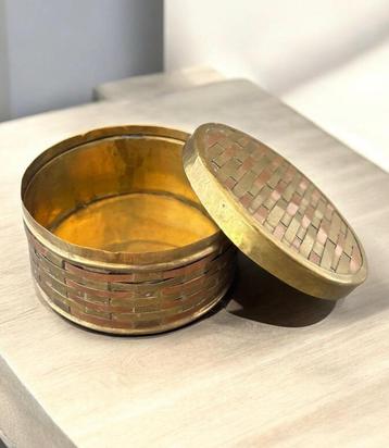 Kleine vintage doos van messing en koper. beschikbaar voor biedingen