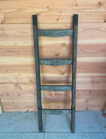 Brocante houten trapje met haken beschikbaar voor biedingen